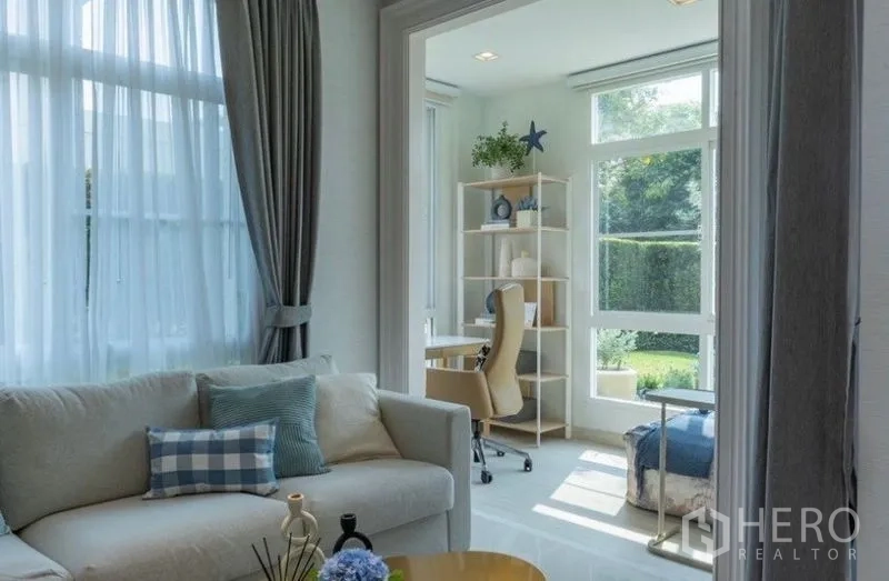 Detached House for rent in Bang Phli, Samut Prakan - Living area opening to a bright sunroom or home office with garden views.