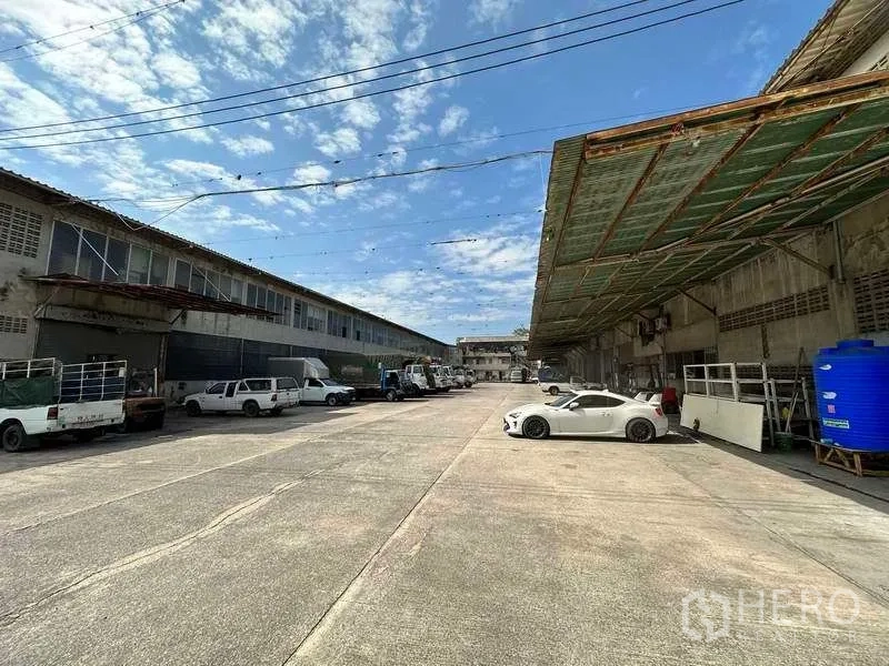 工厂 出租在Sai Noi, Nonthaburi - 从另一角度看硬化车场及沿建筑设置的有顶装卸区。