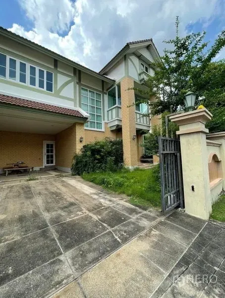 独立式住宅 出租 - 两层独栋别墅外观，车道、带顶车棚、入户铁门与草坪。