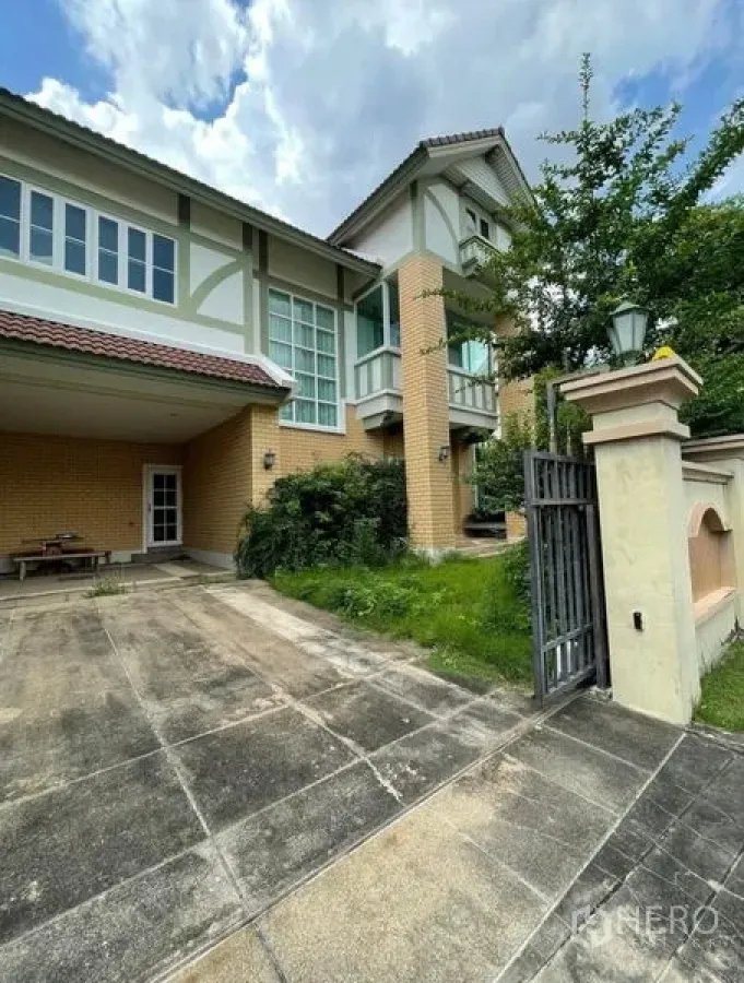 独立式住宅 出租 - 两层独栋别墅外观，车道、带顶车棚、入户铁门与草坪。