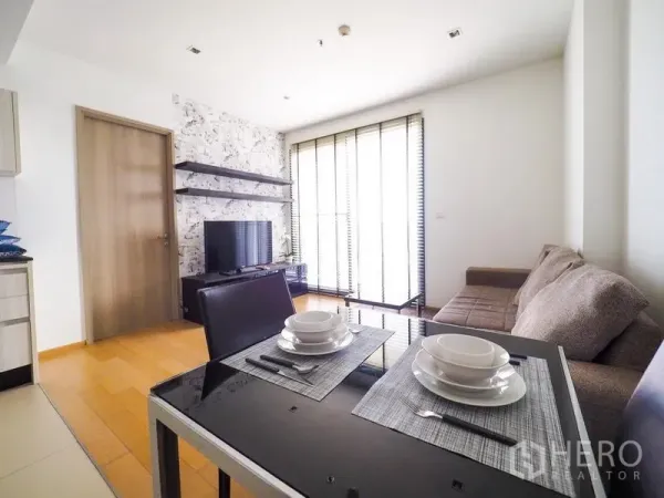 公寓 出租在Watthana, Bangkok - 通透明亮的客餐厅，沙发、电视柜与落地百叶窗。