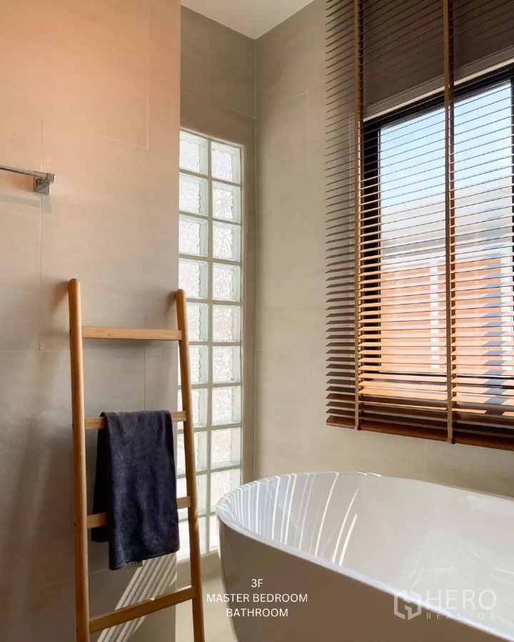 ทาวน์เฮาส์ ให้เช่าในSuan Luang, Bangkok - ห้องน้ำมาสเตอร์พร้อมอ่างอาบน้ำแบบลอยตัว ข้างหน้าต่างมู่ลี่ไม้ และบันไดแขวนผ้า