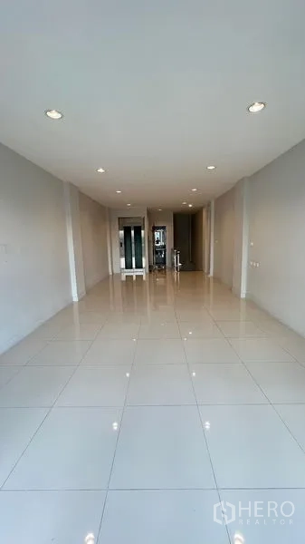 อาคารพาณิชย์ ให้เช่า - พื้นที่ค้าปลีกชั้นล่างแบบโอเพ่นสเปซ ปูกระเบื้องสีขาว