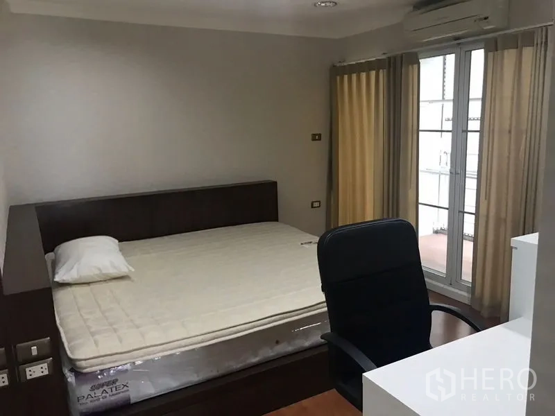 คอนโด ขายในWatthana, Bangkok - ห้องนอนเตียงควีน เก้าอี้ทำงาน ม่าน และประตูกระจกออกระเบียง