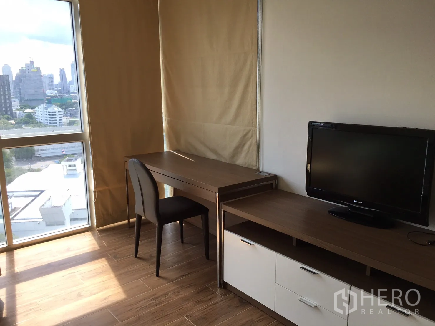 คอนโด ให้เช่าหรือขายในKhlong Toei, Bangkok - มุมทำงานติดหน้าต่างสูงจรดเพดาน พร้อมโต๊ะและชั้นวางทีวี