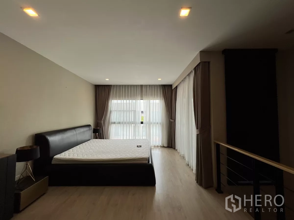 ทาวน์เฮาส์ ให้เช่าในSuan Luang, Bangkok - ห้องนอนมาสเตอร์กว้าง หน้าต่างมุมห้อง และเตียงคิงไซส์