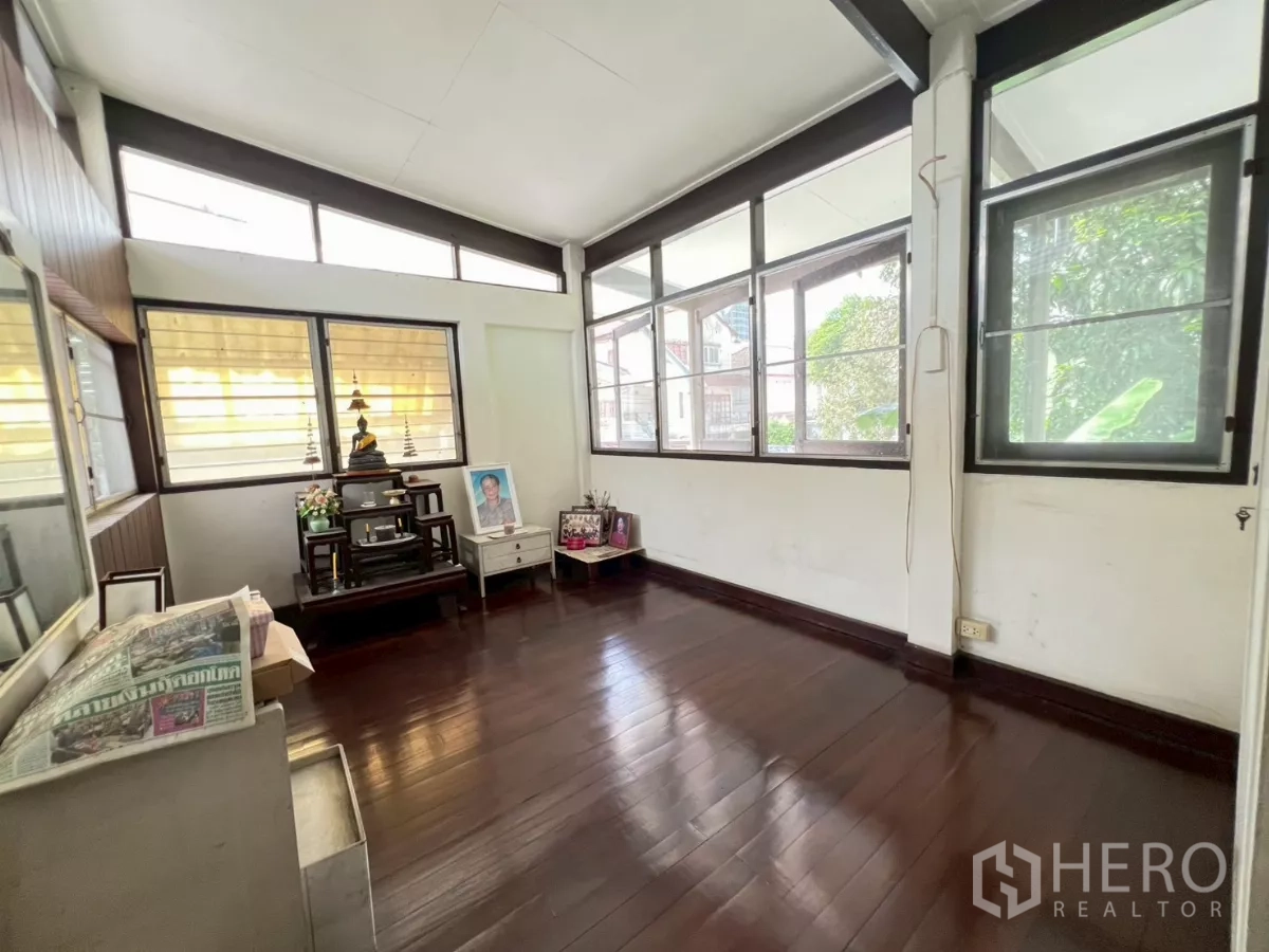 บ้าน ขายในKhlong Toei, Bangkok - ห้องพระสว่าง พื้นไม้เงา พร้อมแท่นบูชา