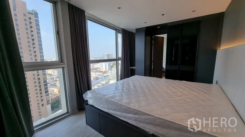 คอนโด ขายในWatthana, Bangkok - ห้องนอนหลักวิวเมือง ตู้เสื้อผ้า และกระจกเต็มผนัง