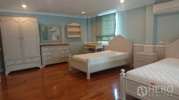 บ้าน ให้เช่าในMueang Samut Prakan, Samut Prakan - ห้องนอนกว้าง เตียงเดี่ยวคู่ ตู้เสื้อผ้า โต๊ะเครื่องแป้ง และพื้นไม้ขัดเงา