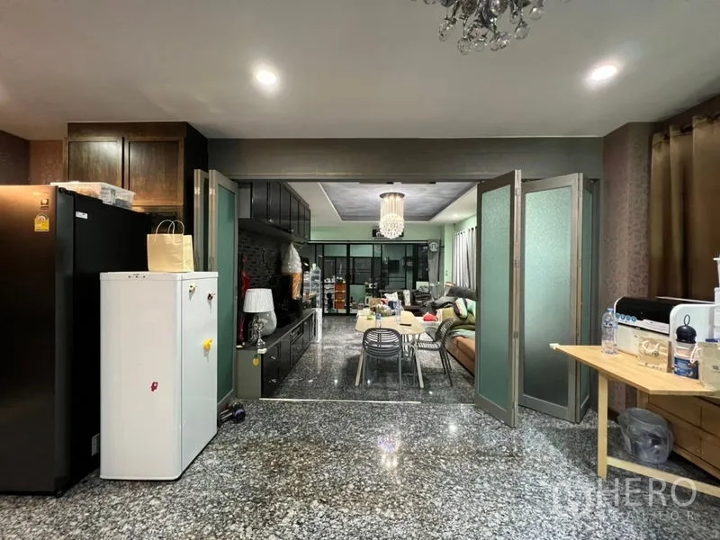 工厂 出售在Wang Thonglang, Bangkok - 居住区客餐厅，石质地面、餐桌与玻璃隔断。