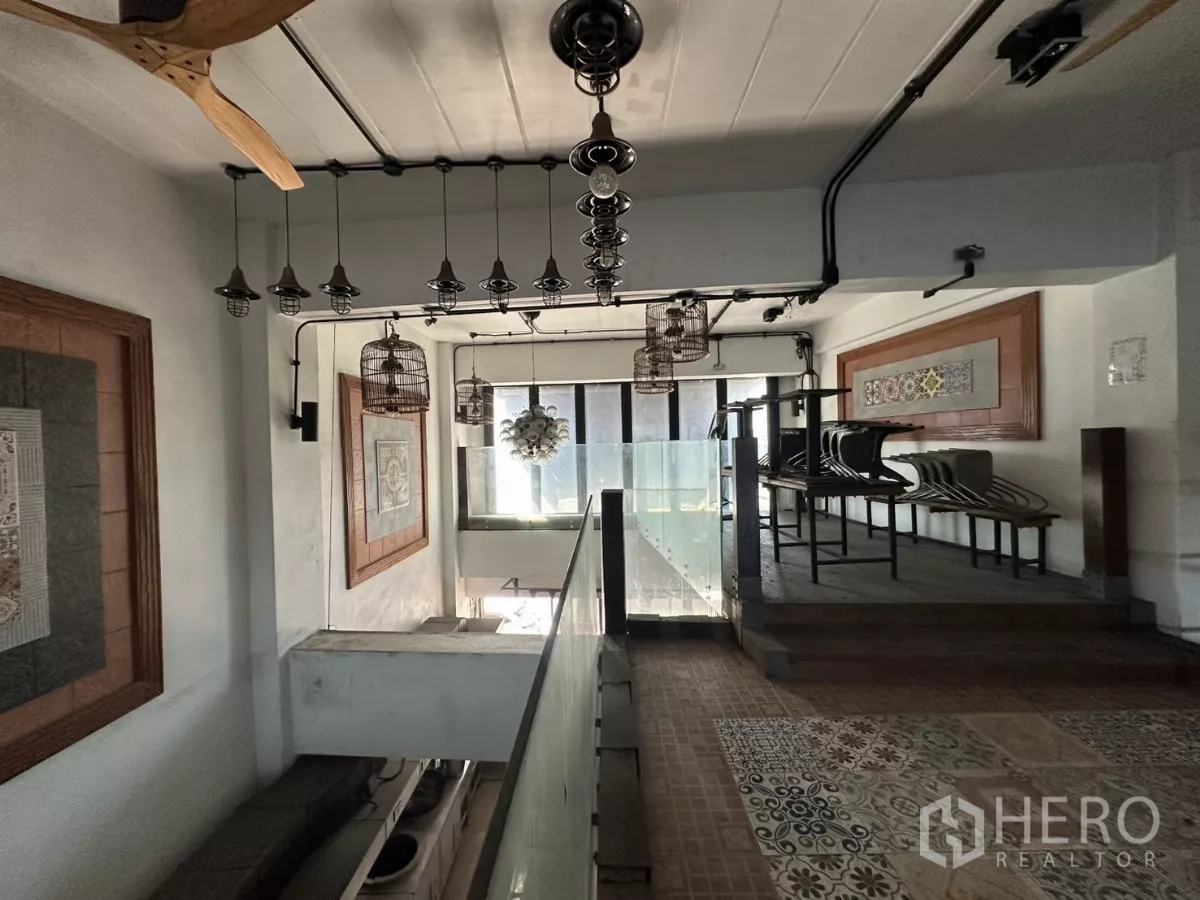 店屋 出租在Bang Na, Bangkok - 另一角度的夹层，墙面装饰画与充足自然采光。