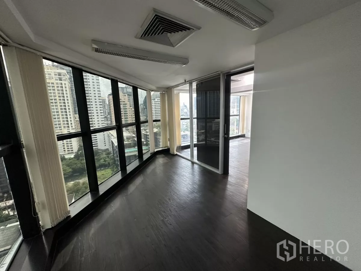 办公空间 出租在Watthana, Bangkok - 转角玻璃房，竖百叶及推拉门通向主办公区。