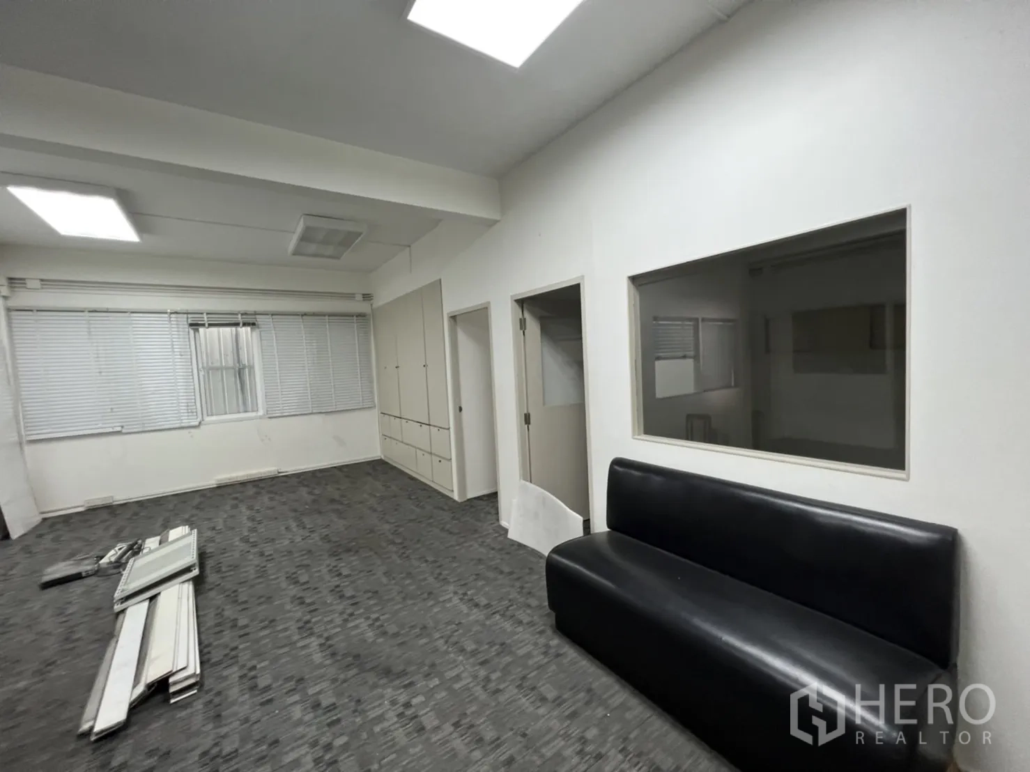 店屋 出租或出售在Watthana, Bangkok - 工作间，大片窗户、沙发与材料堆放