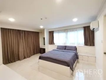 อพาร์ทเมนท์ ให้เช่าในWatthana, Bangkok - ห้องนอนสว่าง หน้าต่างบานใหญ่ ผ้าม่านสีน้ำตาล และเตียงคู่