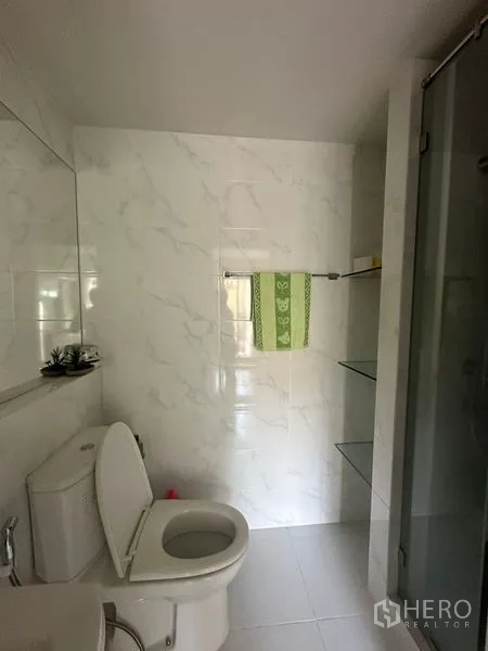 คอนโด ขายในKhlong Toei, Bangkok - มุมห้องน้ำที่เห็นโถสุขภัณฑ์ ราวแขวนผ้า และตู้ชาวเวอร์กระจก