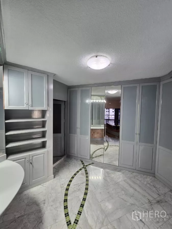 公寓 出租在Pathum Wan, Bangkok - 更衣室，镜面衣柜、置物架与带马赛克的大理石地面