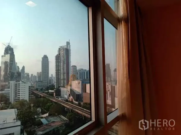 คอนโด ให้เช่าในKhlong Luang, Pathum Thani - วิวสกายไลน์กรุงเทพและรางรถไฟฟ้า BTS จากหน้าต่างคอนโดใกล้เอกมัย