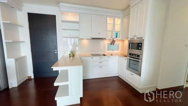 คอนโด ให้เช่าในWatthana, Bangkok - ครัวยุโรปสีขาวใกล้ชิด พร้อมเตาอบ เตาไฟฟ้า และตู้เก็บของมากมาย