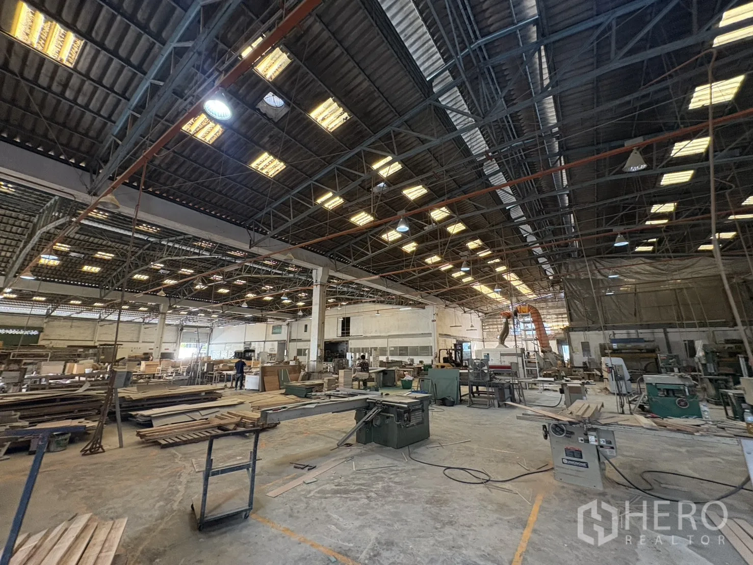 Factory for sale in Khlong Toei, Bangkok - Industrial workspace showing multiple machines under bright lighting
