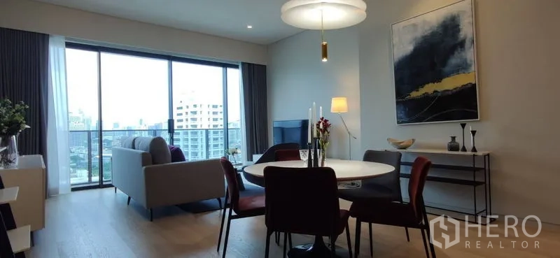 คอนโด ให้เช่าหรือขายในWatthana, Bangkok - พื้นที่นั่งเล่น-รับประทานอาหารกว้าง กระจกสูงจรดเพดานและตกแต่งร่วมสมัย