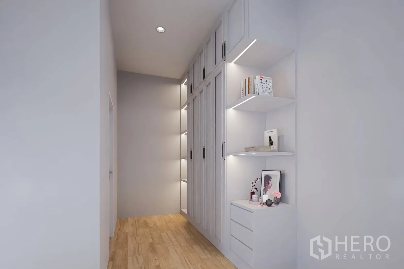 独立式住宅 出租在Bang Phli, Samut Prakan - 走廊内嵌衣柜与灯带展示架。