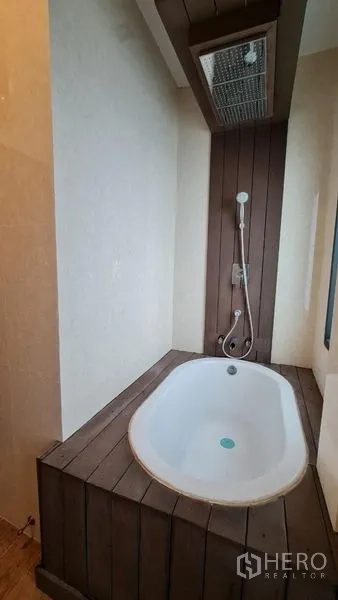 Detached House for rent in Saphan Sung, Bangkok - Bathroom featuring a built-in soaking tub and rainfall shower.
