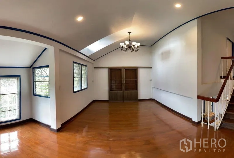 บ้าน ให้เช่าในKhlong San, Bangkok - ห้องโถงโปร่ง โคมระย้า ประตูบานคู่ และบันได รับแสงธรรมชาติ