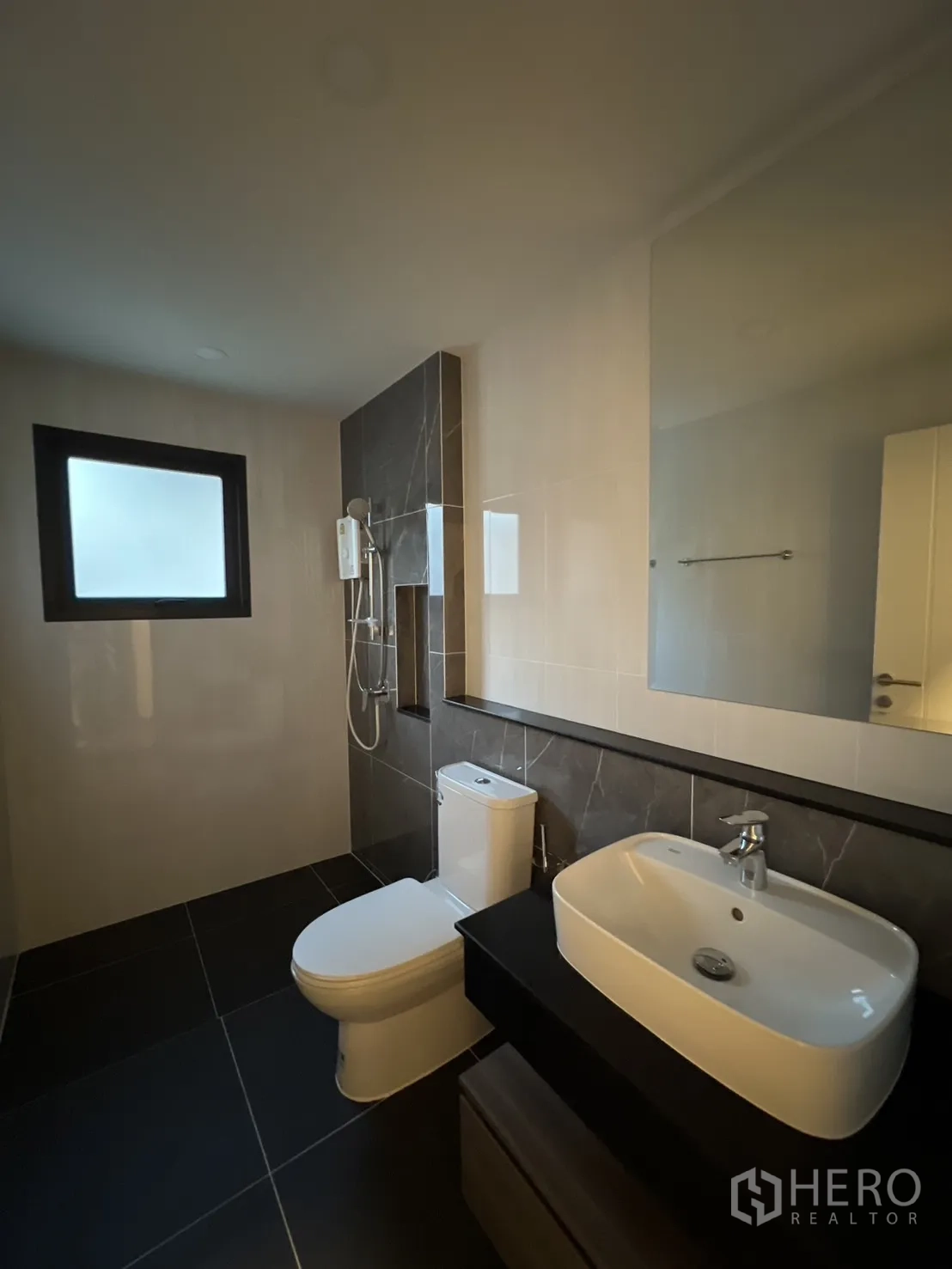 บ้าน ให้เช่าในBang Phli, Samut Prakan - ห้องน้ำสไตล์โมเดิร์น พร้อมฝักบัว โถสุขภัณฑ์ และอ่างล้างหน้า