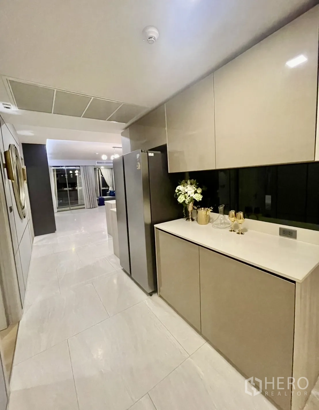 คอนโด ให้เช่าในWatthana, Bangkok - มุมกว้างของห้องน้ำ เคาน์เตอร์ยาว โถสุขภัณฑ์ และตู้กระจกกั้นอาบน้ำ