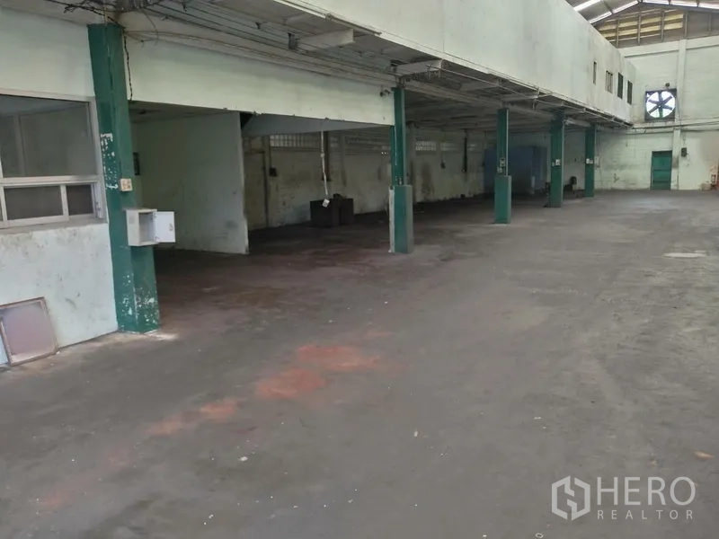 โรงงาน ให้เช่าในSaphan Sung, Bangkok - ภายในโรงงานกว้าง เพดานสูง มีเสาและพัดลมระบายอากาศ