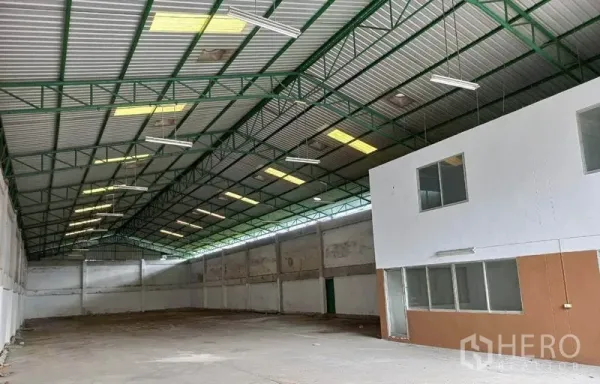 คลังสินค้า ให้เช่าในMueang Samut Prakan, Samut Prakan - พื้นที่โกดังยาว พื้นคอนกรีตสว่าง พร้อมอาคารสำนักงานสองชั้นติดภายใน