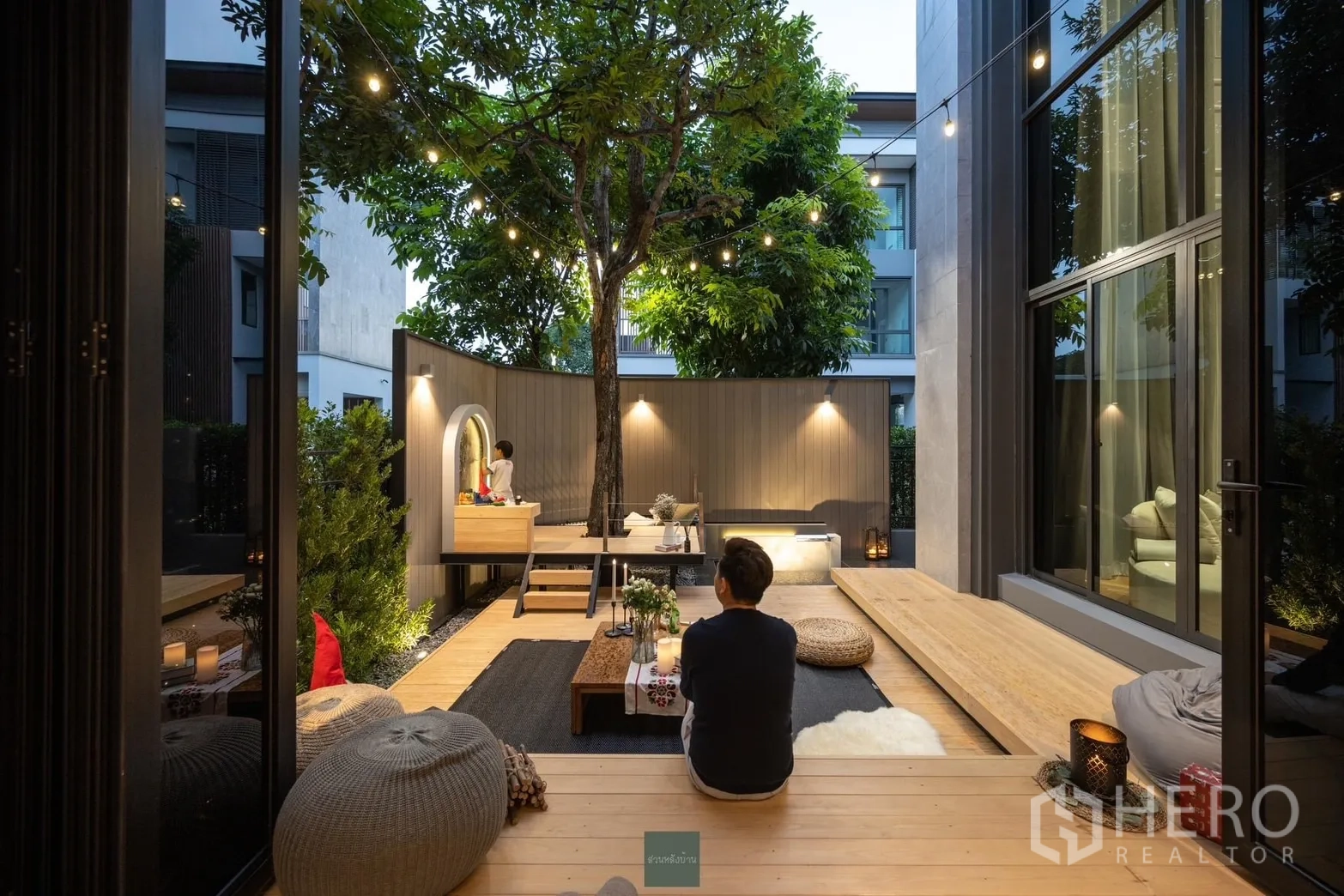 บ้าน ให้เช่าหรือขายในPhra Khanong, Bangkok - ลานระเบียงช่วงเย็น ไฟสตริง ม้านั่งบิลต์อิน และสระน้ำตื้น