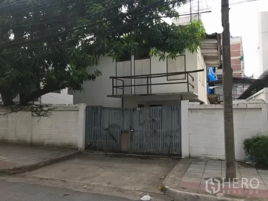 บ้าน ให้เช่าในSathon, Bangkok - บ้านเดี่ยวสองชั้นมีรั้วกำแพงสีขาวและต้นไม้ใหญ่ ในซอยเงียบย่านสาทร กรุงเทพฯ