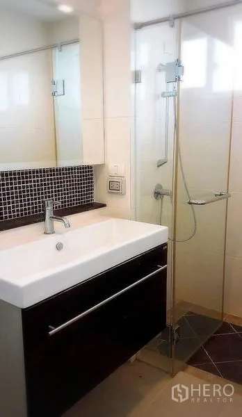 บ้าน ให้เช่าหรือขายในBang Yai, Nonthaburi - ห้องน้ำสมัยใหม่ อ่างล้างหน้า ตู้อาบน้ำกระจก และกระจกเงาติดผนัง