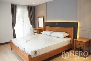 Condominium for rent in Pathum Wan, Bangkok - Bedroom angle showing wooden bed, bedside tables and soft ambient lighting.