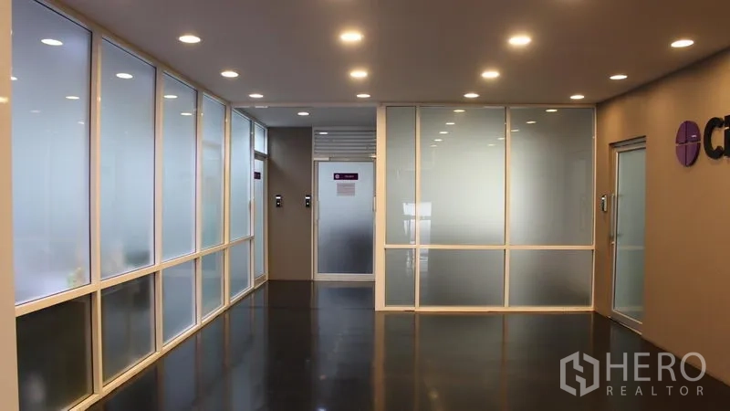 สำนักงาน ให้เช่าในSuan Luang, Bangkok - โถงทางเดินสว่าง ผนังกระจกฝ้า พร้อมไฟฝังเพดาน
