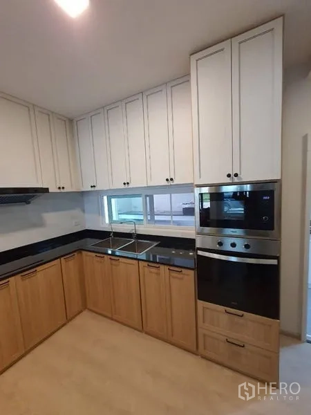 Detached House for rent - Built-in European kitchen with oven, cooktop, and ample cabinetry.