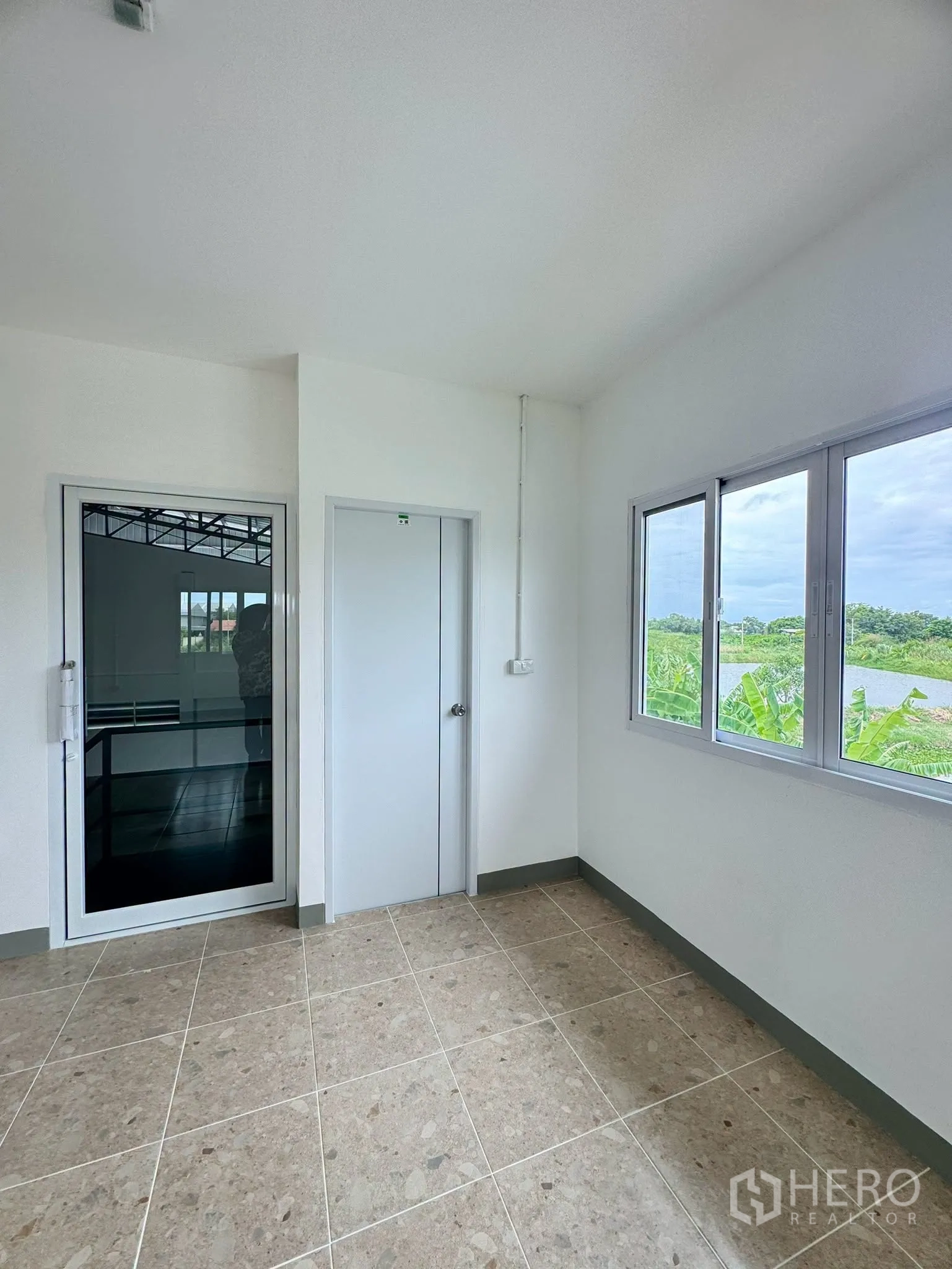 โกดัง for rent in Bang Bo, Samut Prakan - ห้องสำนักงานชั้นบนปูกระเบื้อง มีหน้าต่างบานเลื่อนและทิวทัศน์ภายนอก