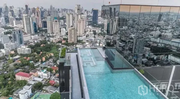 คอนโด ให้เช่าในSathon, Bangkok - สระว่ายน้ำอินฟินิตี้รูฟท็อปพร้อมฉากหลังเป็นเส้นขอบฟ้ากรุงเทพฯ
