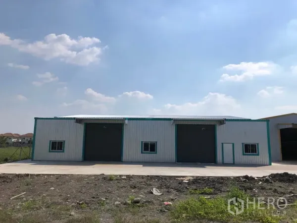 Warehouse for rent in Pak Kret, Nonthaburi - Front elevation of the warehouse with triple loading bays and parking apron.