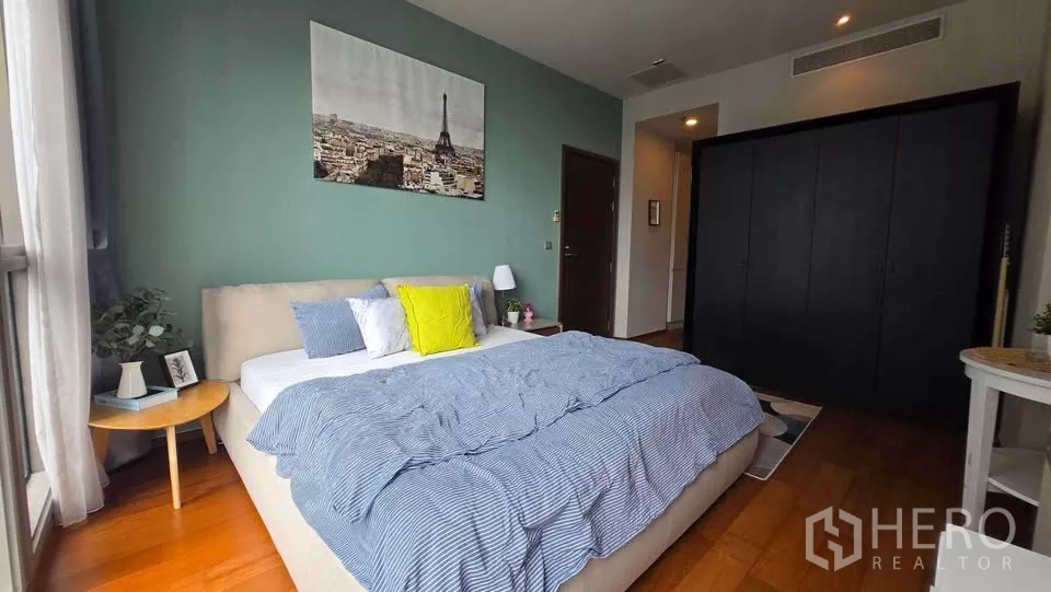 คอนโด ให้เช่าในWatthana, Bangkok - ห้องนอนกว้างพร้อมตู้เสื้อผ้าใบใหญ่ พื้นไม้ และโทนสงบ