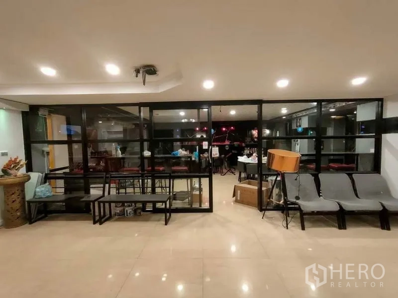 零售空间 出租在Watthana, Bangkok - 带黑框玻璃隔断的门厅，嵌入式照明。