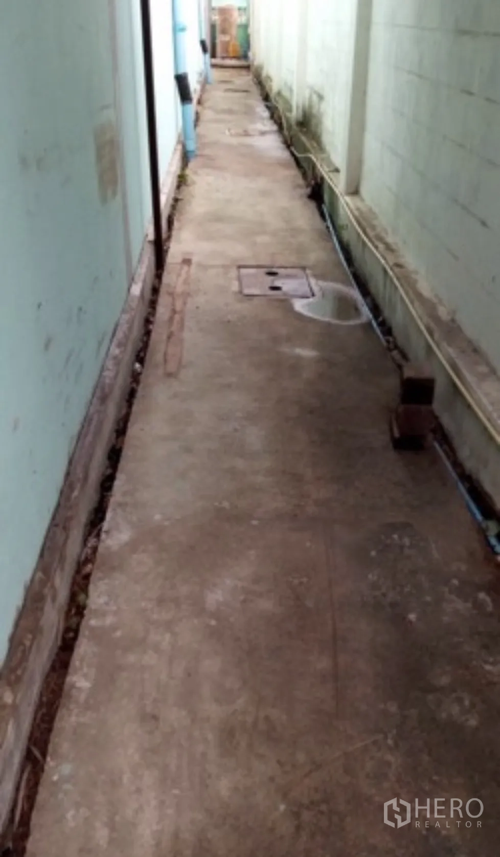 โกดัง for rent in Mueang Nonthaburi, Nonthaburi - ทางเดินบริการข้างอาคาร พร้อมฝาท่อระบายน้ำและงานสาธารณูปโภคสำหรับดูแลรักษาง่าย