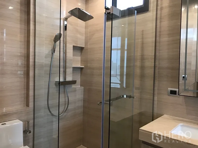 คอนโด ให้เช่าหรือขายในWatthana, Bangkok - ห้องน้ำสไตล์โมเดิร์น พร้อมตู้ฝักบัวกระจกและกระเบื้องโทนเบจ