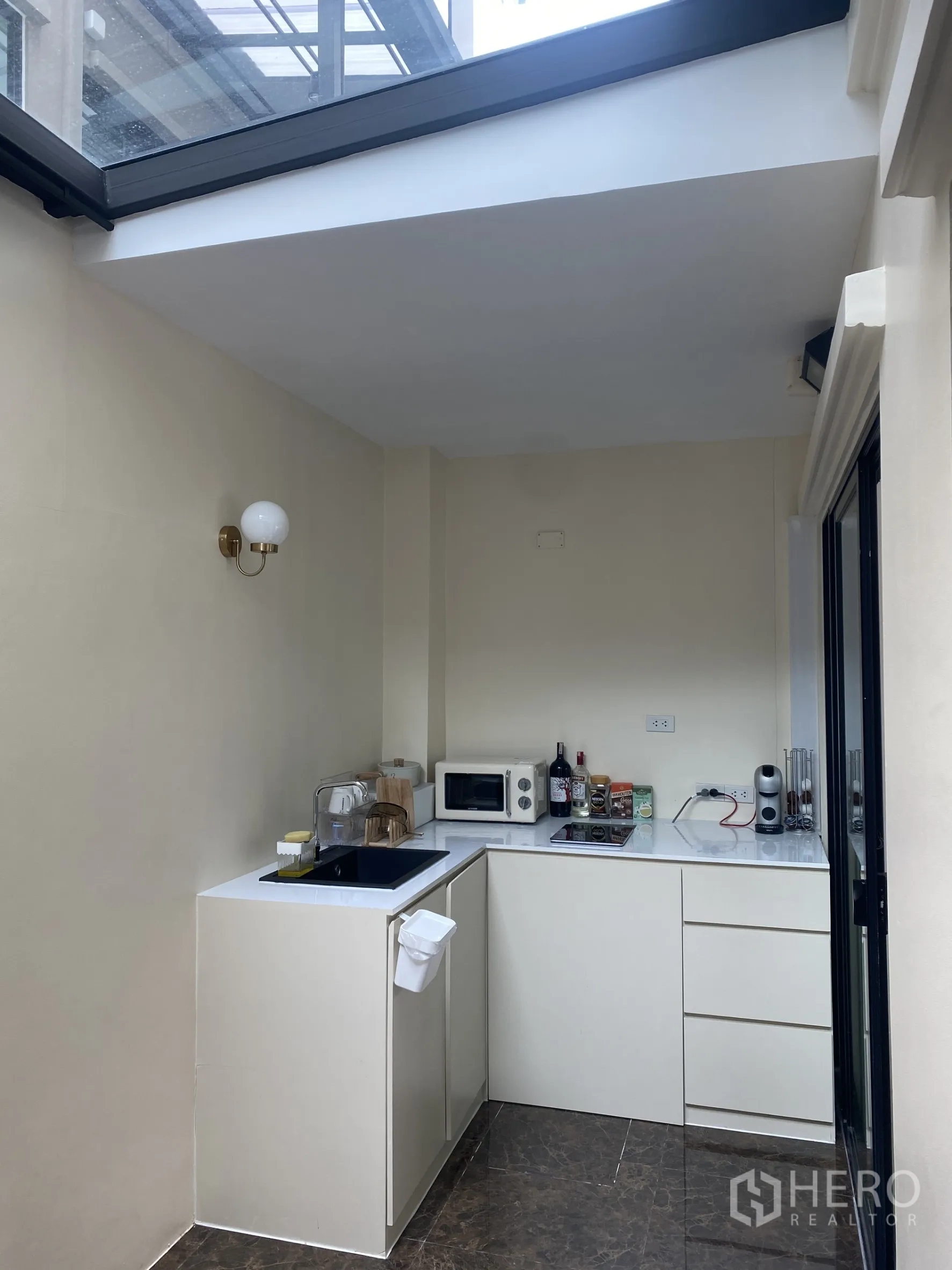Townhouse for rent or sale in Bang Khae, Bangkok - Bright enclosed Thai kitchen with L-shaped counters under a skylight roof