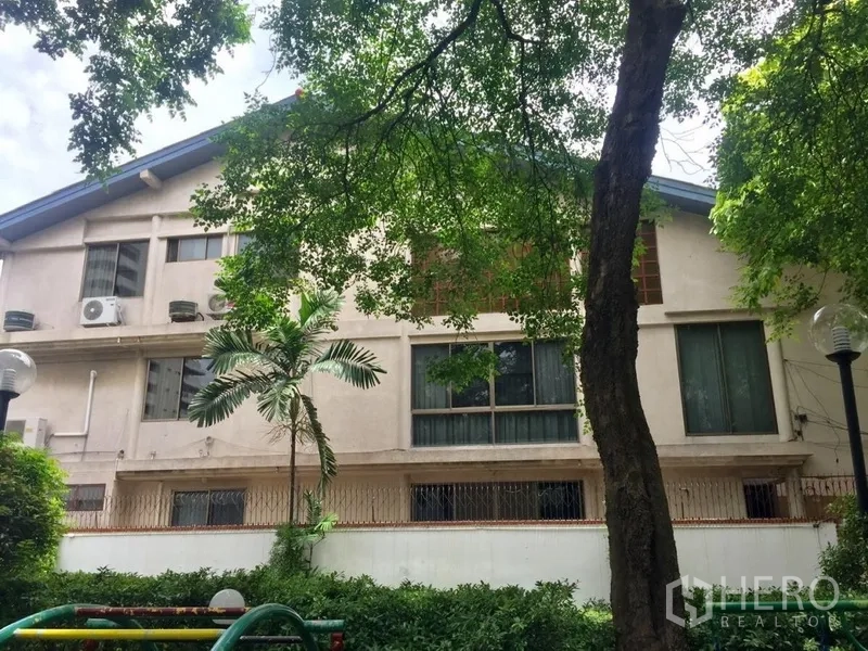 ทาวน์เฮาส์ ให้เช่าในWatthana, Bangkok - ด้านข้างอาคารใต้ร่มไม้ใหญ่ติดสนามเด็กเล่น