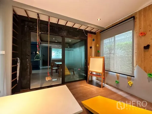 Detached House for rent in Bang Phli, Samut Prakan - Glass-enclosed multipurpose room designed as a kids’ playroom with climbing holds and hanging ropes.