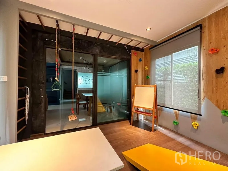 Detached House for rent in Bang Phli, Samut Prakan - Glass-enclosed multipurpose room designed as a kids’ playroom with climbing holds and hanging ropes.