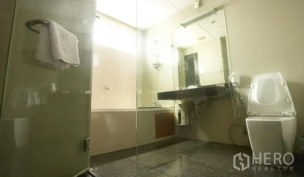 อพาร์ทเมนท์ ให้เช่าในKhlong Toei, Bangkok - ห้องน้ำสมัยใหม่มีตู้ shower กระจก อ่างอาบน้ำ เคาน์เตอร์อ่างล้างหน้า และโถสุขภัณฑ์ สว่างโปร่งในคลองเตย