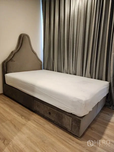 คอนโด ให้เช่าในKhlong Toei, Bangkok - ห้องนอนอบอุ่น เตียงเดี่ยวมีลิ้นชักเก็บของ ผ้าม่านสูงจรดเพดาน และพื้นไม้